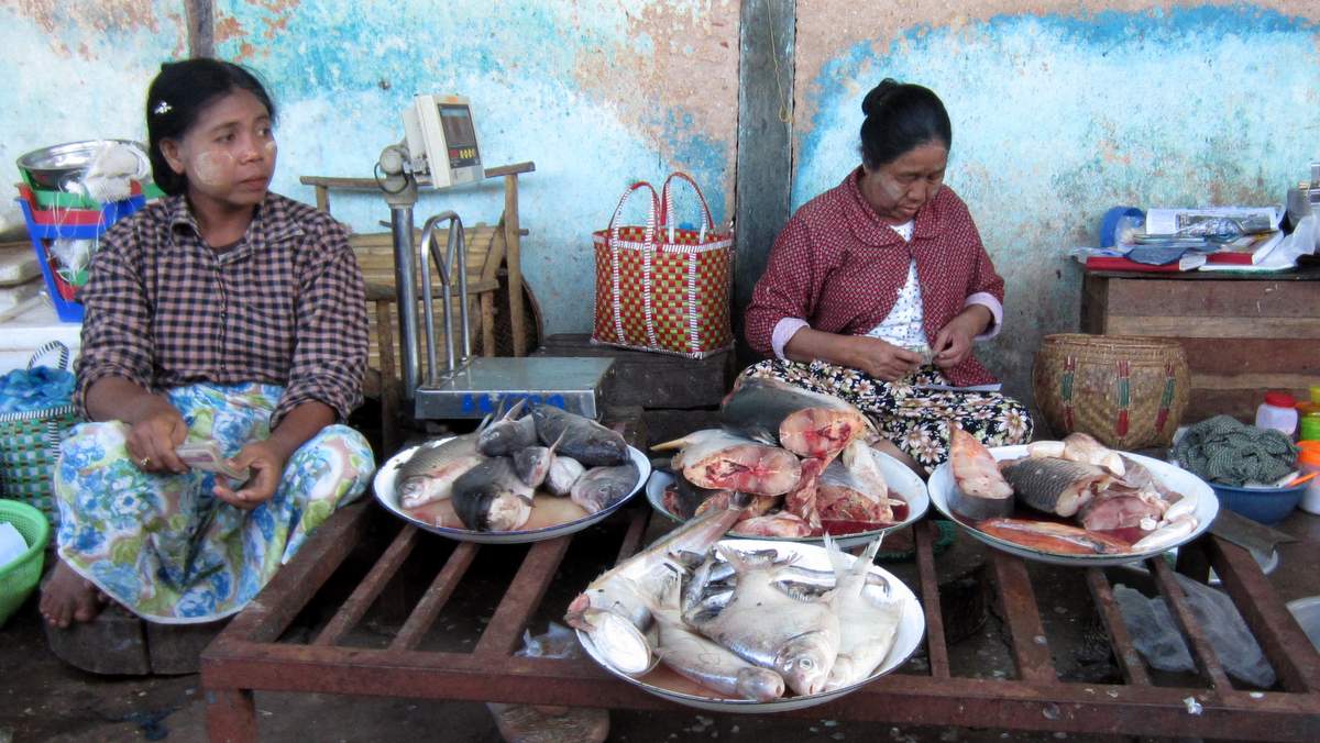 MYA 4127.JPG - Nyaung U market