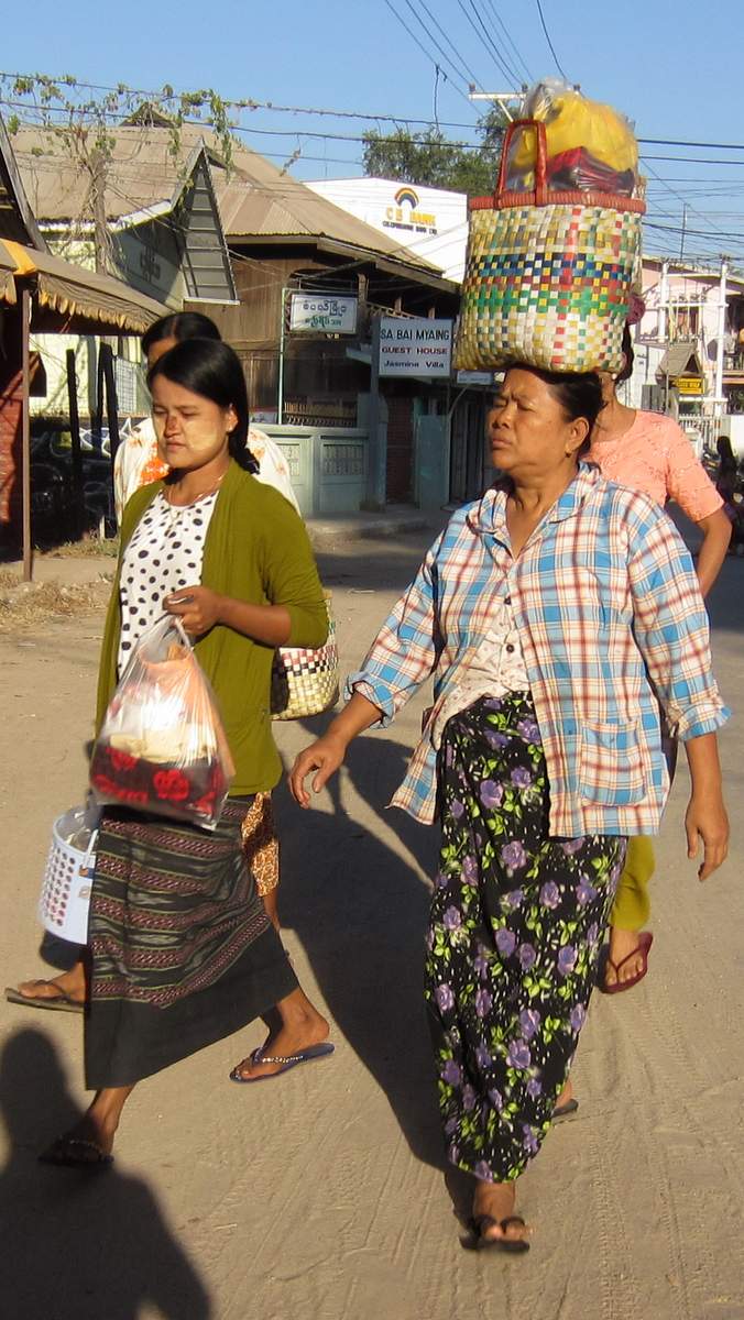 MYA 4142.JPG - Nyaung U market